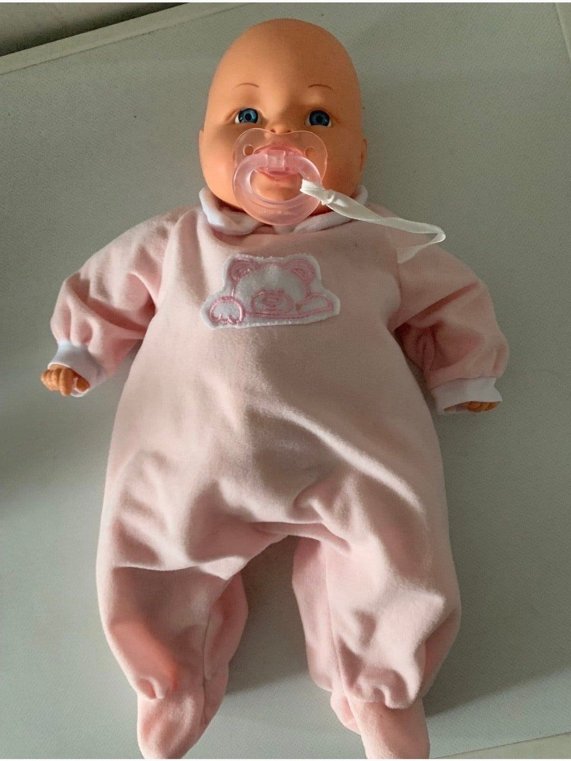 Schattige babypop met roze pakje en speen, Kinderen en Baby's, Speelgoed | Poppen, Ophalen of Verzenden, Gebruikt, Babypop