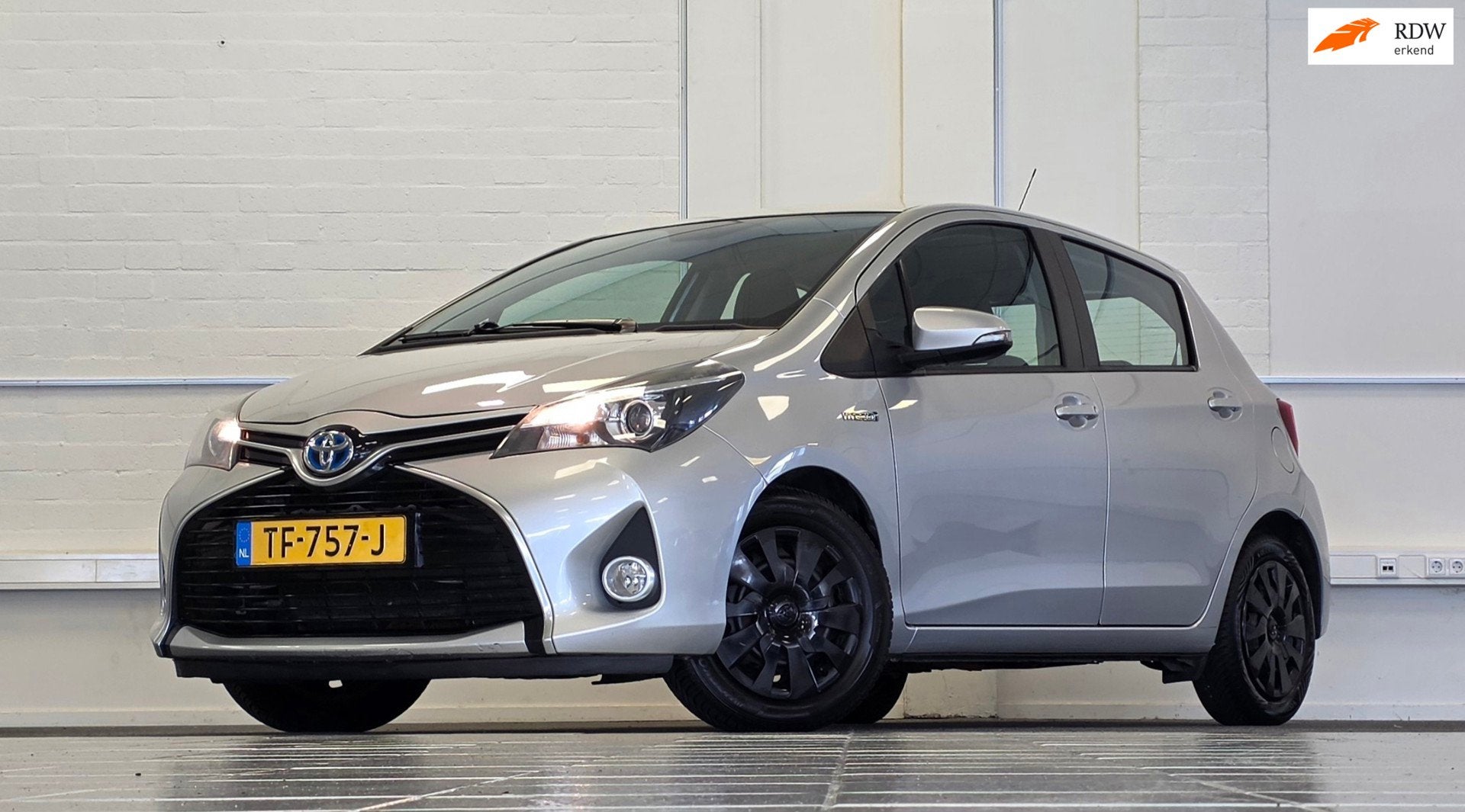 Toyota Yaris 1.5 Hybrid Lease Limited Camera Garantie Nieuwe, Auto's, Toyota, Gebruikt, 4 cilinders, Start-stop-systeem, 49 €/maand