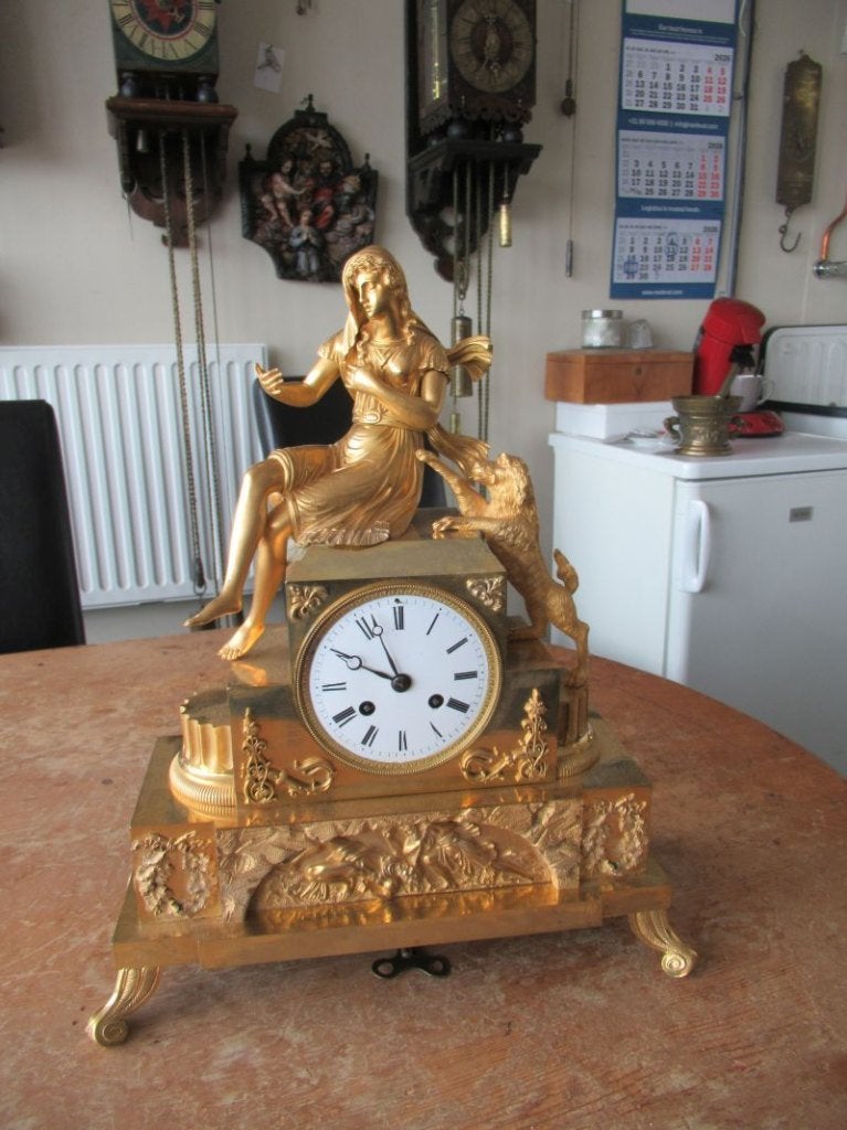 Oer 11840 ANTIEKE 19e eeuwse goud pendule "Dame met hond", Ophalen