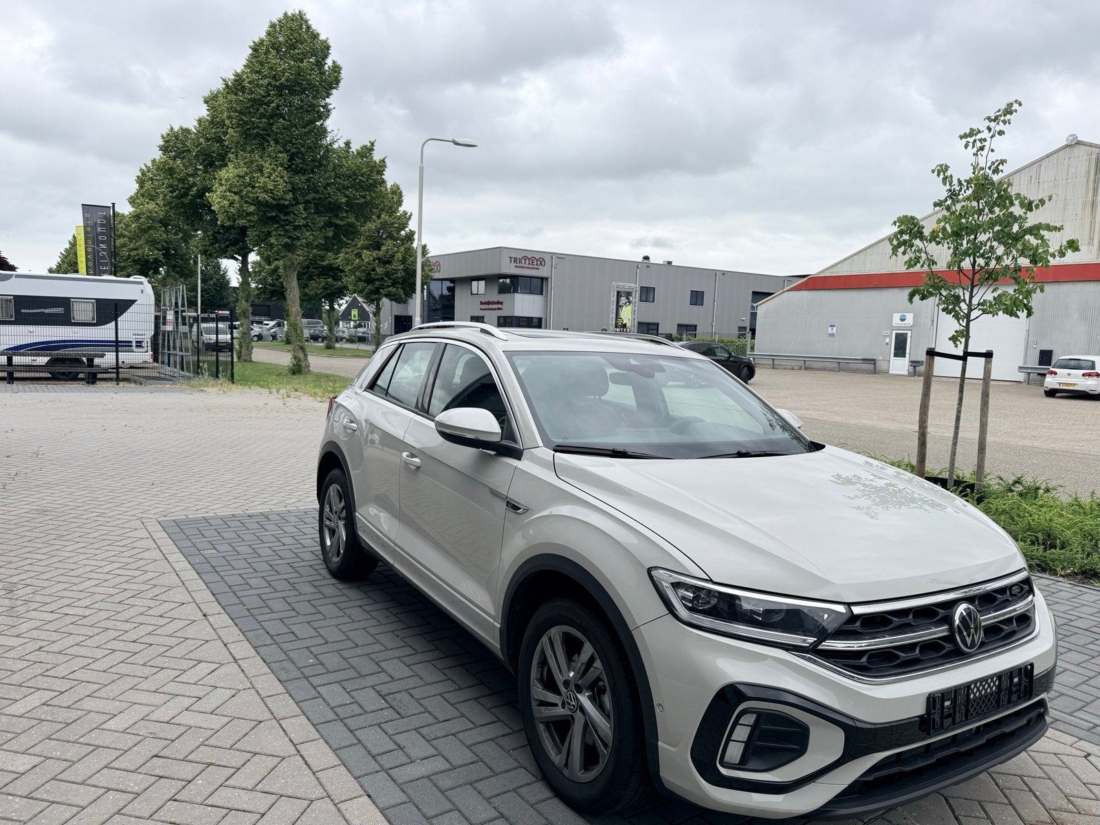 Volkswagen T-Roc 1.5 Tsi R-Line Automaat Pano 3720KM 2025, Automaat, Euro 6, Beige, Bedrijf