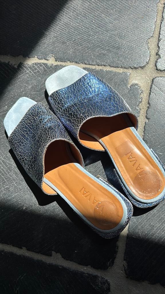 Via vai muiltjes blauw metallic 37 nieuwstaat, Kleding | Dames, Schoenen, Ophalen of Verzenden, Zo goed als nieuw, Blauw, Sandalen of Muiltjes
