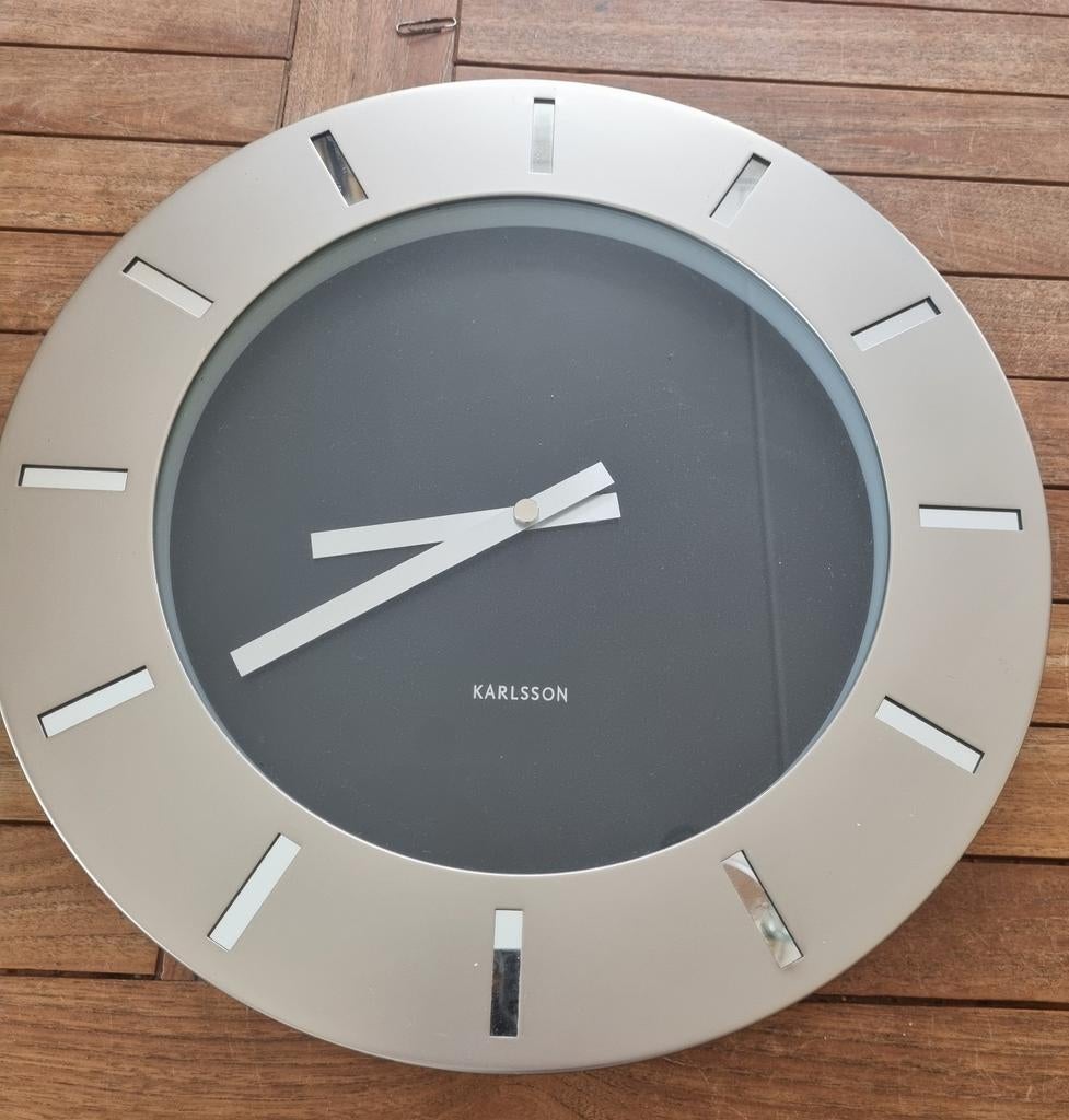Moderne Karlsson wandklok - 40 cm diameter, Ophalen of Verzenden, Wandklok