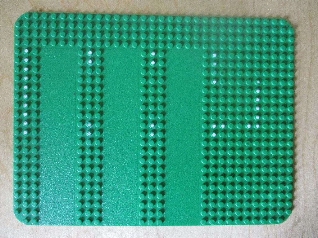 Lego grondplaat 24 x 32 groen/witte stippen voor set 570, Gebruikt, Lego, Ophalen of Verzenden, Grondplaat