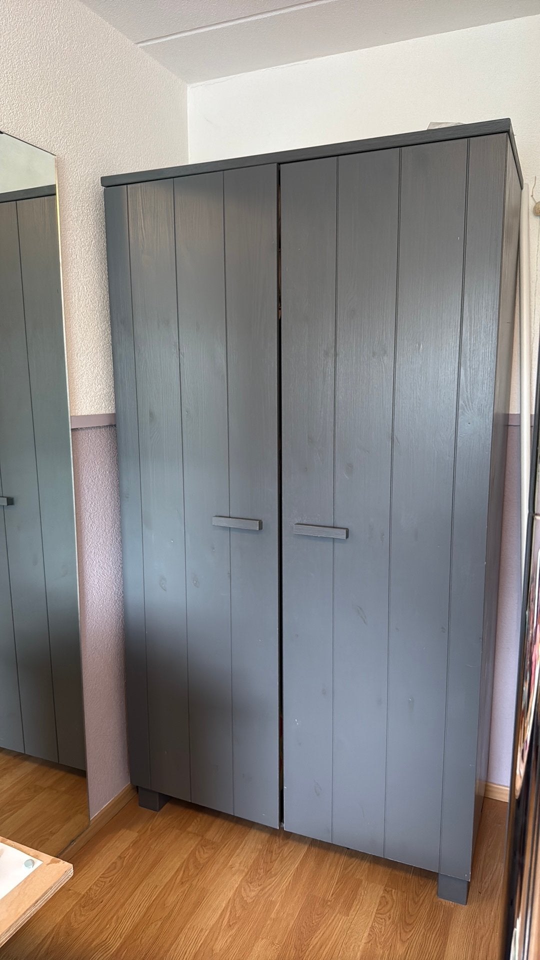 Woood dennis kledingkast antraciet kleur 2-deurs slaapkamer, Huis en Inrichting, Kasten | Kledingkasten, Ophalen, Zo goed als nieuw