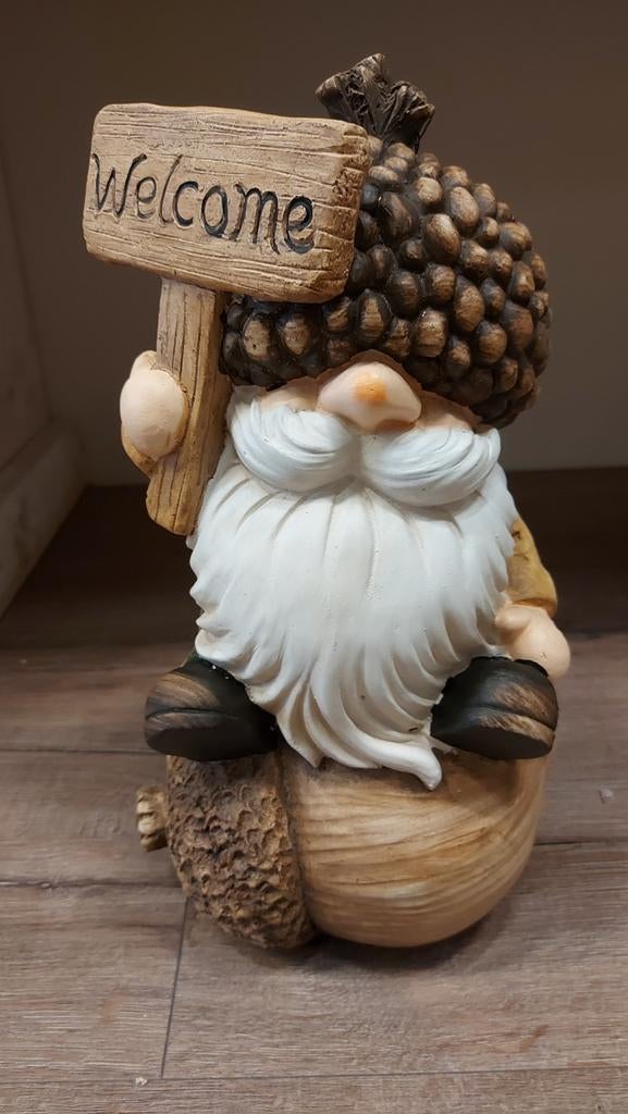 Nieuwe aardewerken kabouter met 'welkom' bordje - 40 cm, Ophalen of Verzenden, Nieuw, Overige materialen, Tuinkabouter