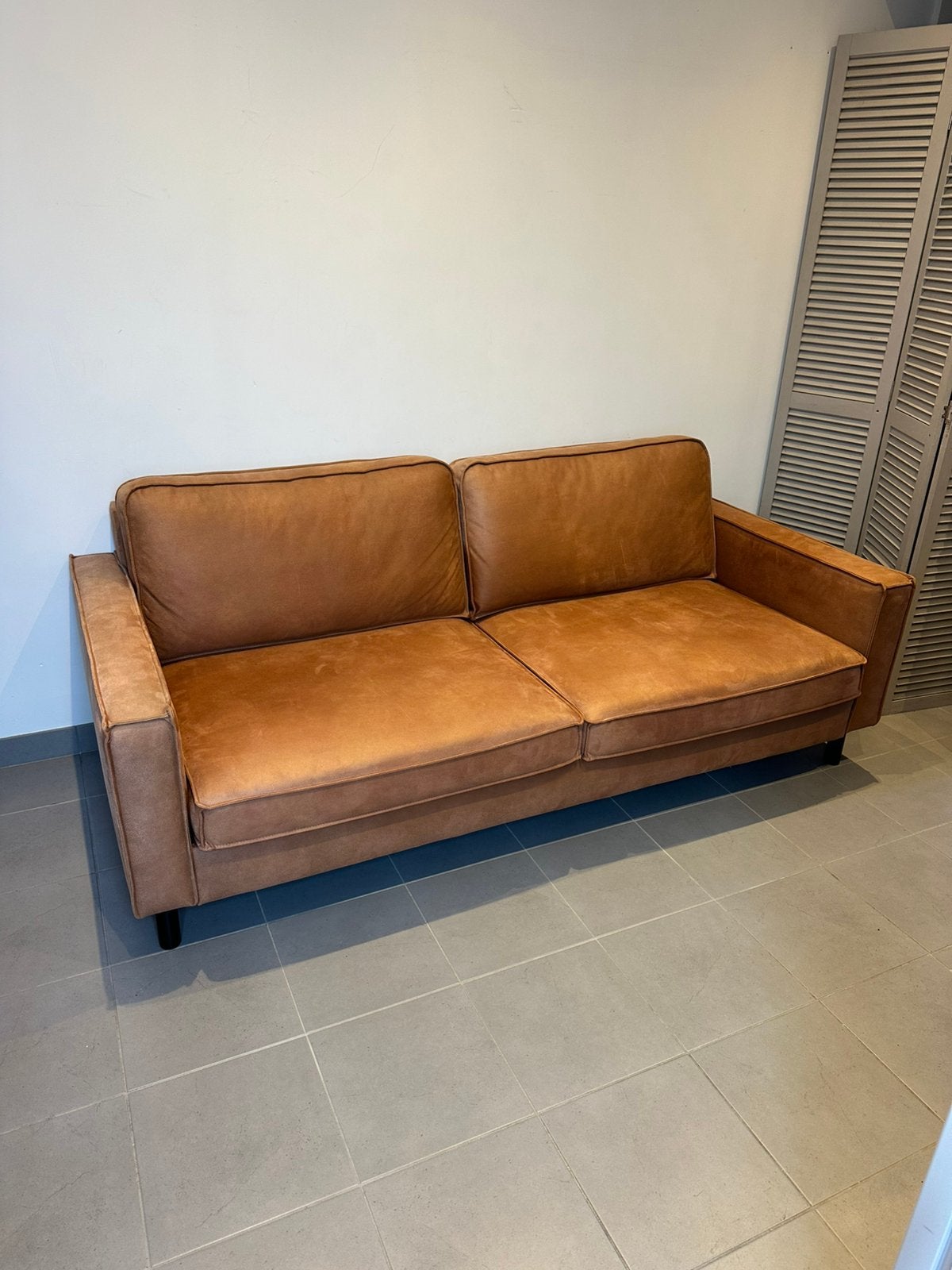 Microleder cognac kleurige bank - bezorgen mogelijk, Ophalen, 75 tot 100 cm, Zo goed als nieuw, Stof