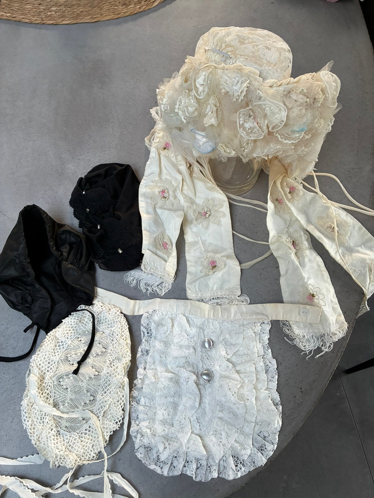 Antieke poffer en andere kledingdracht, Ophalen, Dames