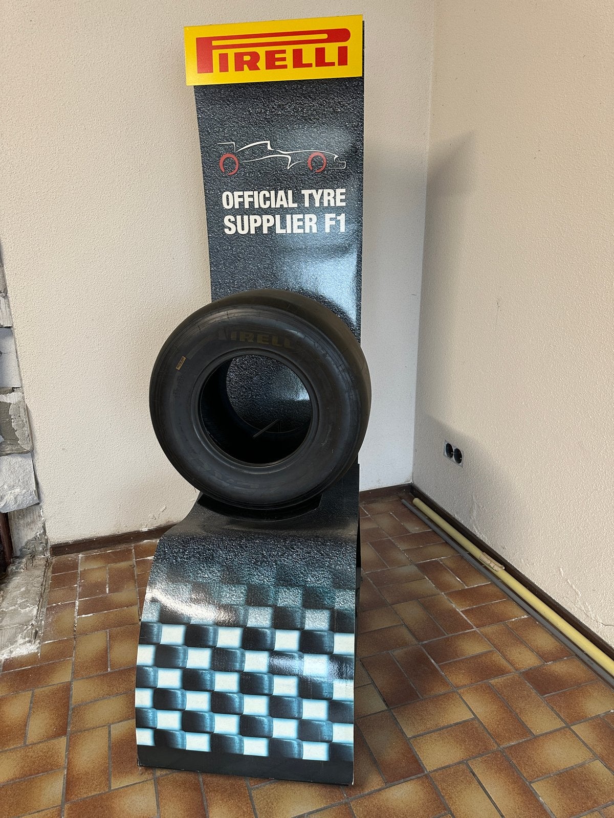 Pirelli F1 band op display standaard, Ophalen, Gebruikt, Formule 1