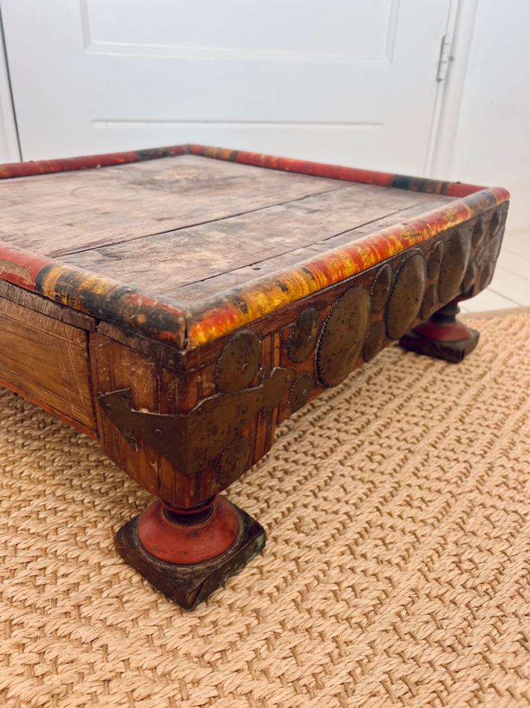 Laag antiek indiase tafel, Ophalen