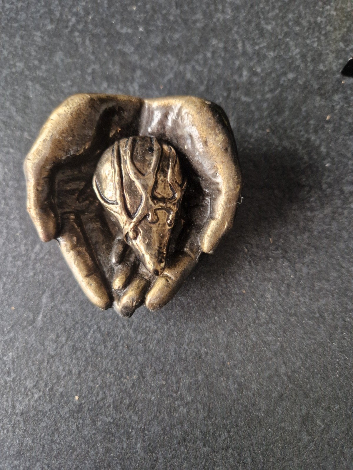 Bronzen handjes schaal met bloeddruppell ornament, Ophalen of Verzenden