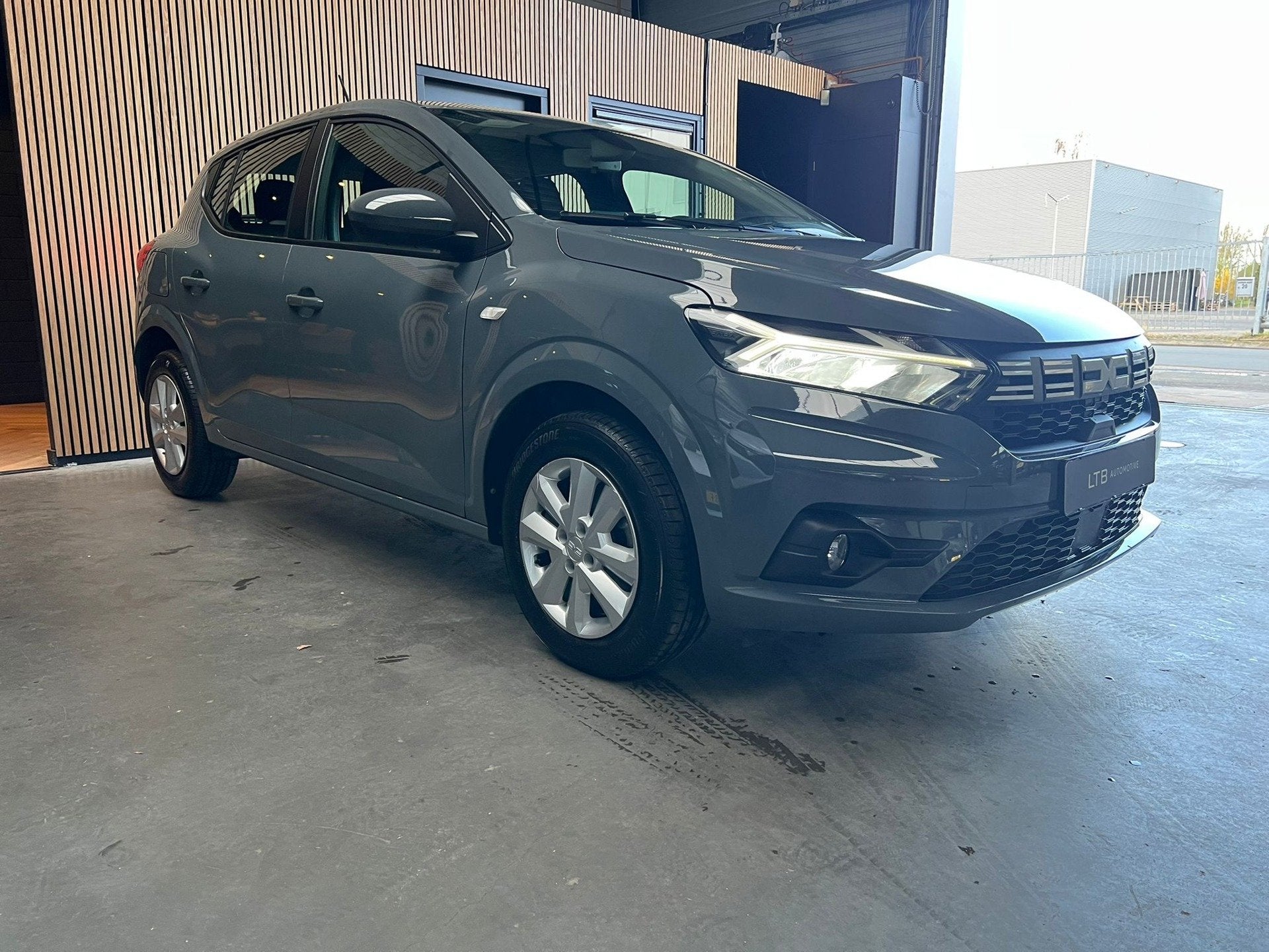Dacia Sandero 1.0 TCe 90 Expression Automaat|Carplay|Cruise|, Auto's, Automaat, Stof, Gebruikt, Zwart