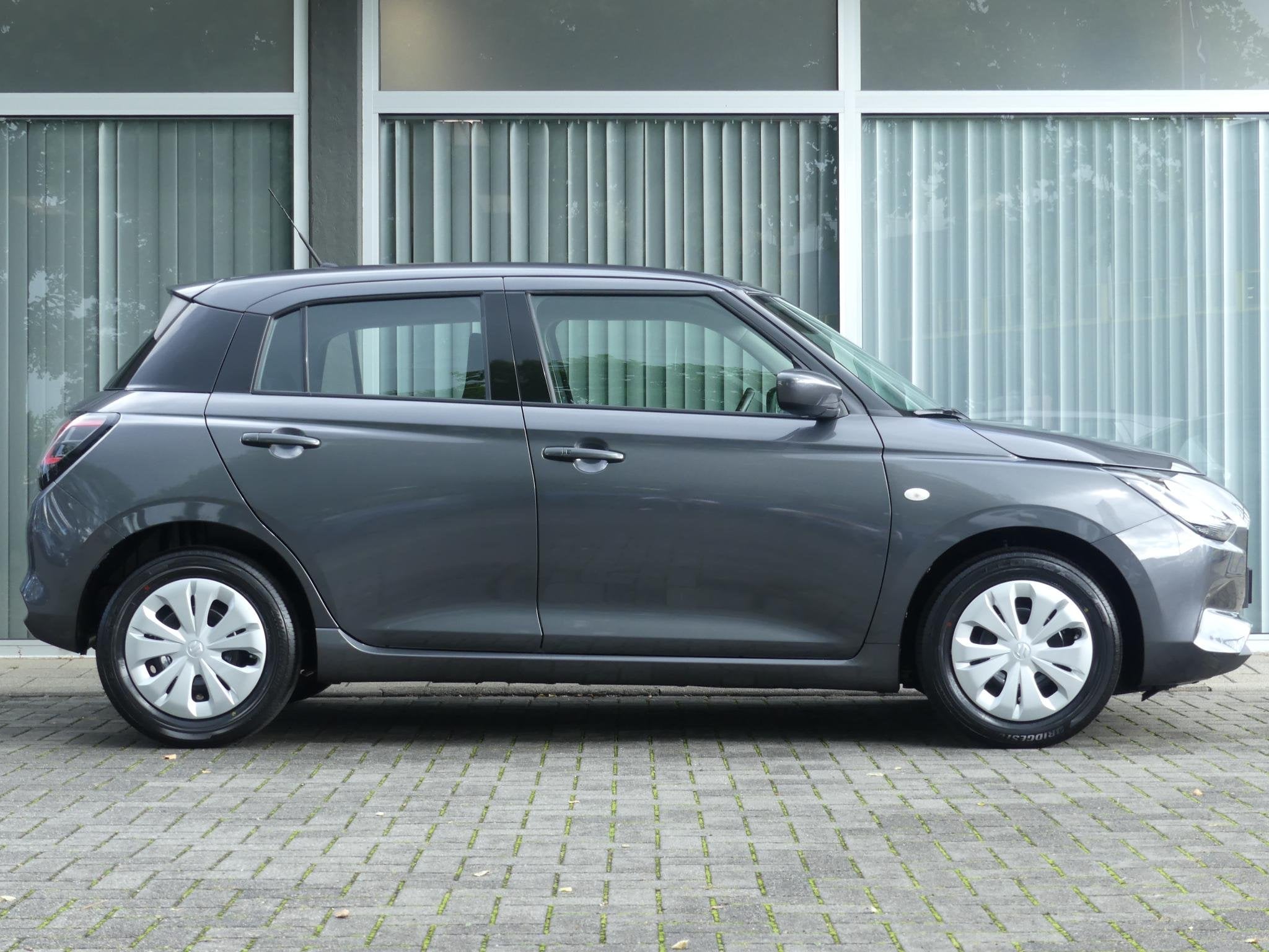 Suzuki Swift 1.2 Comfort Smart Hybrid NIEUW, Uit voorraad le, Auto's, Voorwielaandrijving, 12 maanden, Stof, Euro 6