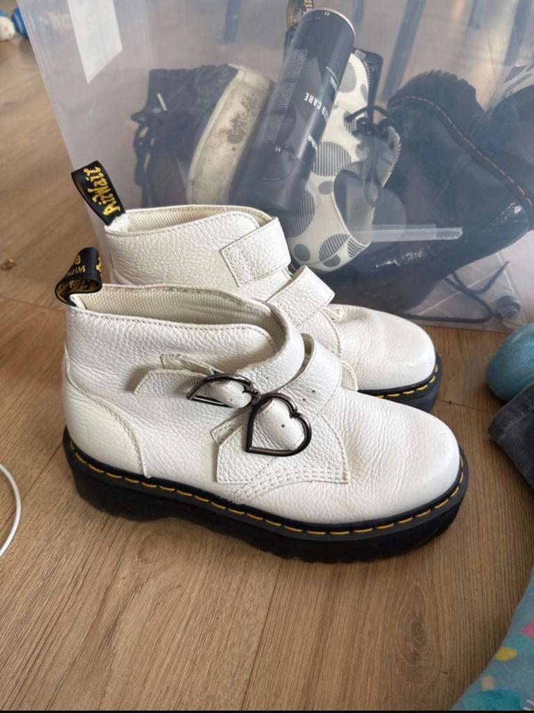 Mooie dr martens devon heart white maat 40, Ophalen of Verzenden, Zo goed als nieuw, Wit