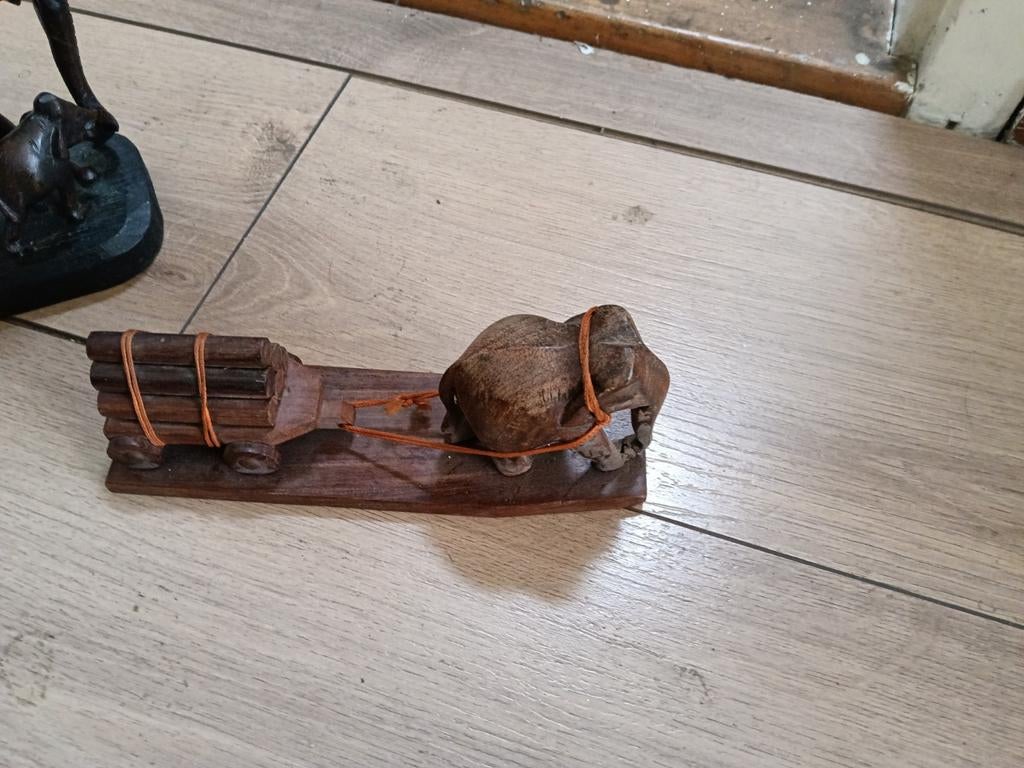 Houten olifant met kar en boomstammen, Beeld, Hout, Bruin, Azië