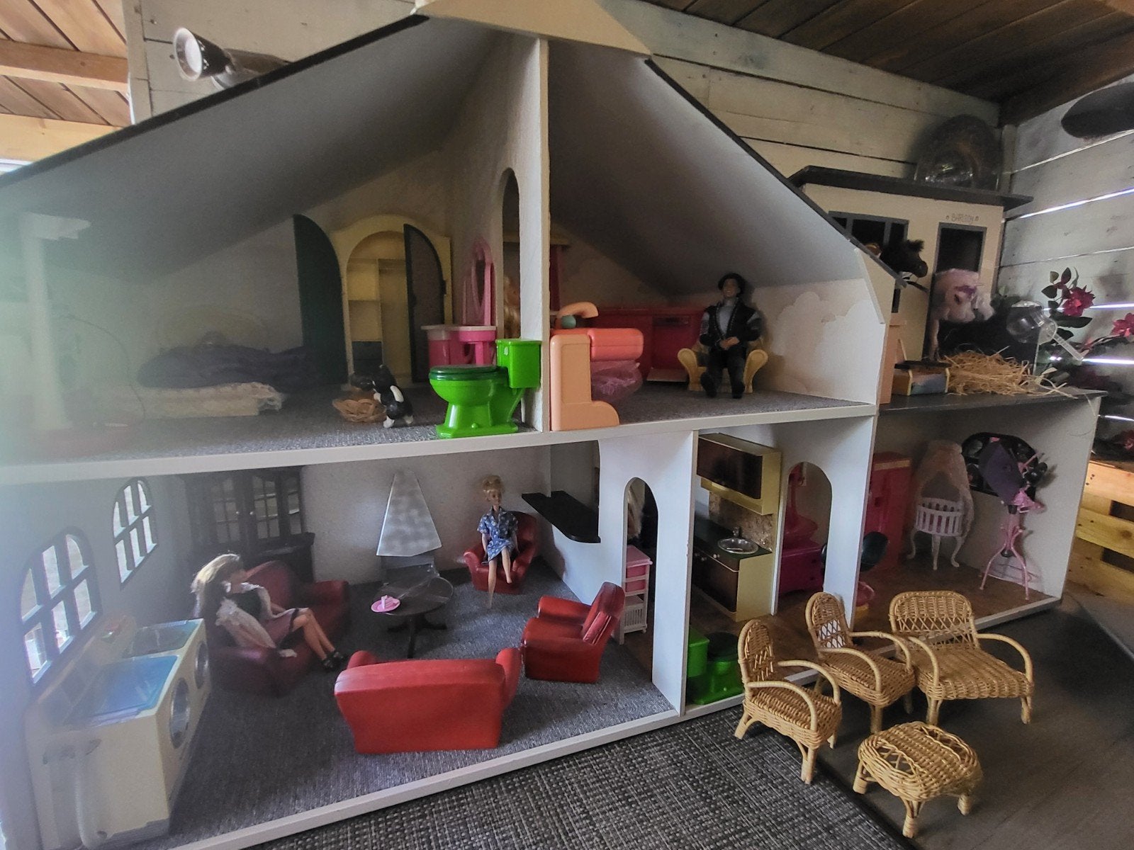 Groot poppenhuis met meubels en poppen, Ophalen, Gebruikt, Jongen of Meisje