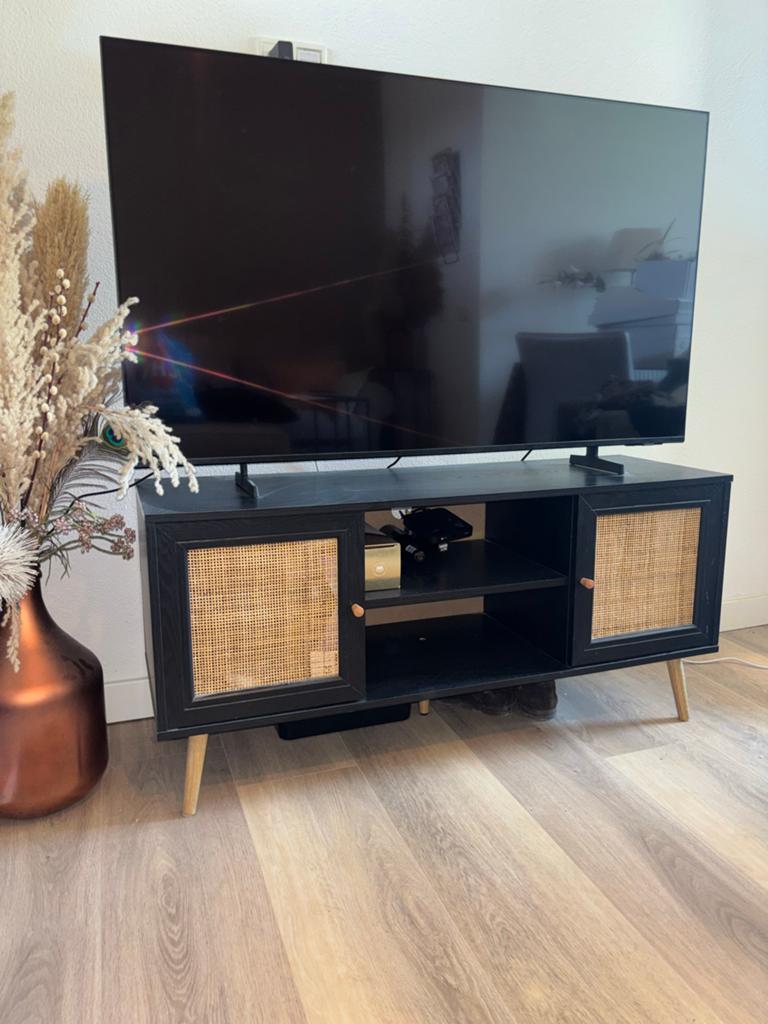 Zwarte TV meubel met rotan deuren, Ophalen, 100 tot 150 cm, Zo goed als nieuw, Minder dan 100 cm