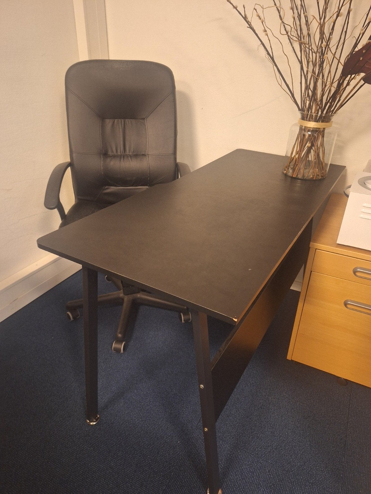 Zwart bureautafel met verstelbare poten, Huis en Inrichting, Ophalen, Gebruikt, Spaanplaat of MDF, In hoogte verstelbaar