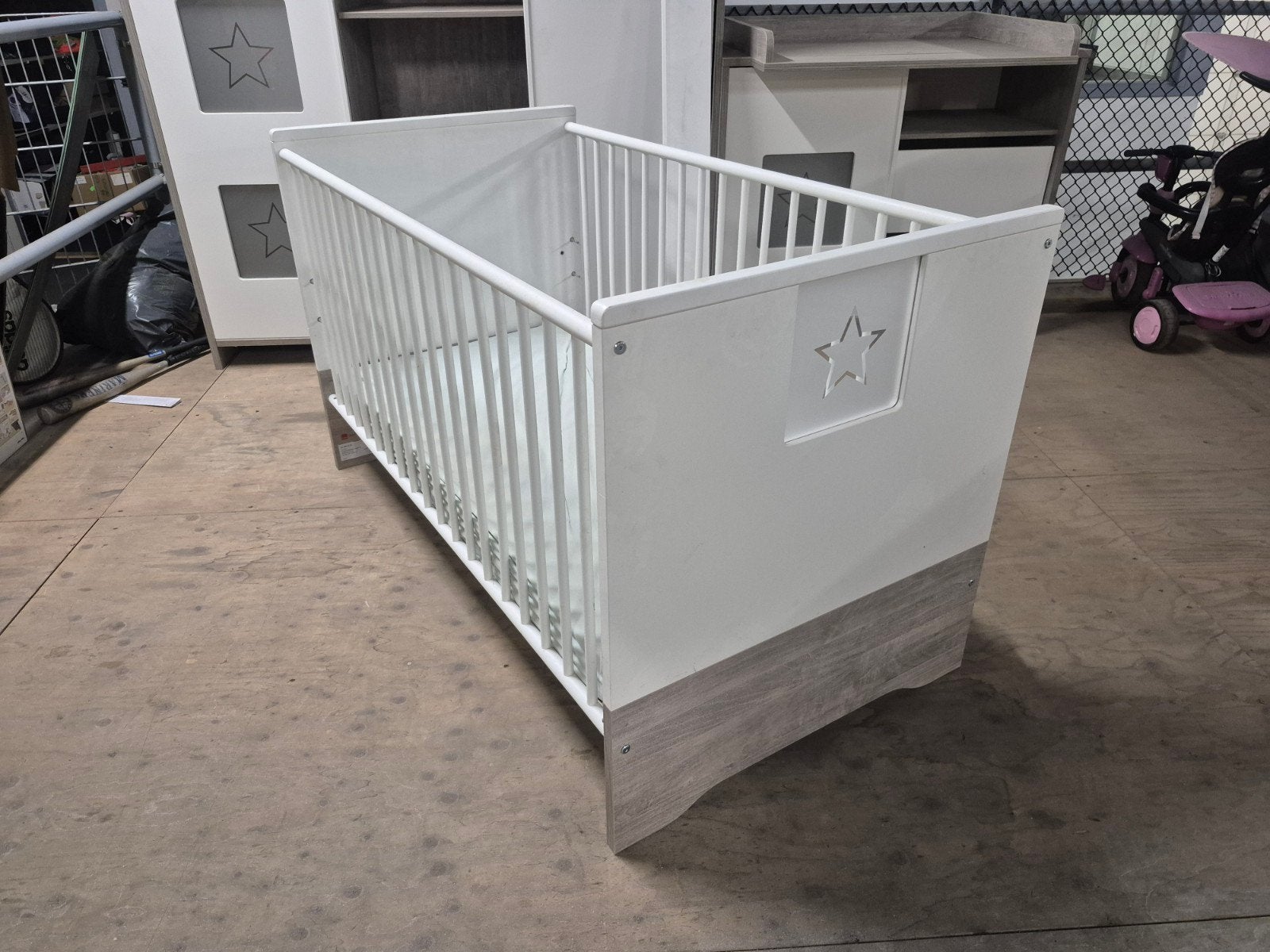 Complete babykamer met meegroeibed, kledingkast, commode enz, Ophalen, Zo goed als nieuw, Jongetje of Meisje