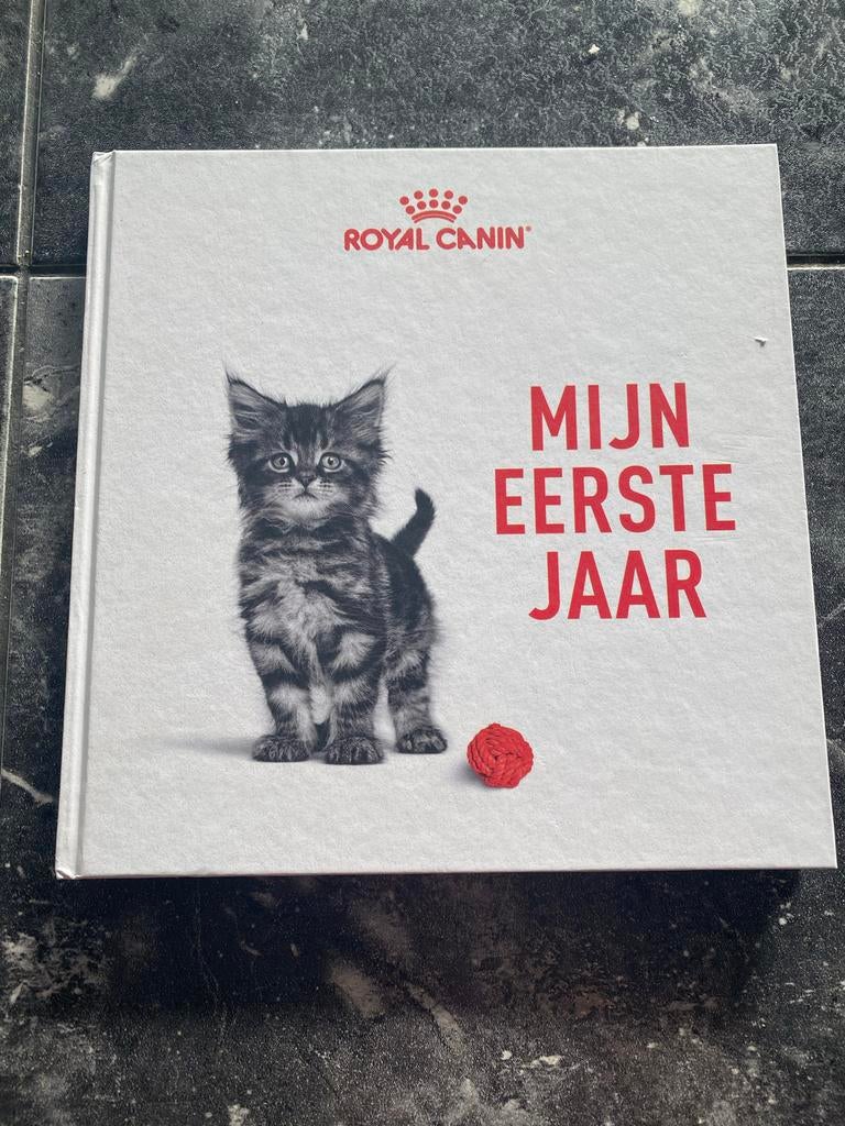 Kittenboek Royal Canin: Mijn Eerste Jaar, Ophalen of Verzenden, Zo goed als nieuw, Katten