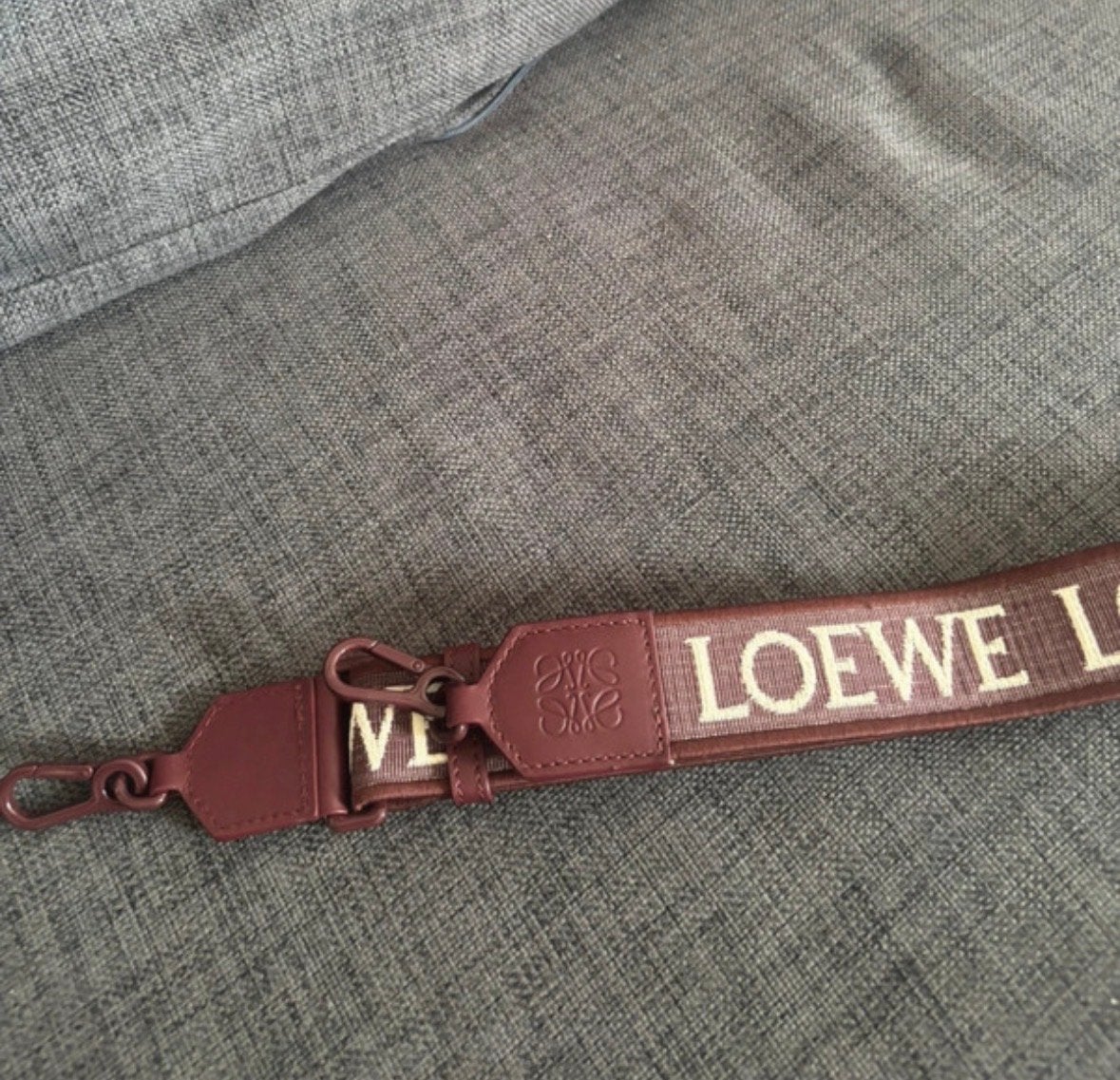Loewe schouderband - Bordeauxrood met logo, Ophalen of Verzenden, Zo goed als nieuw, Overige kleuren, Overige typen