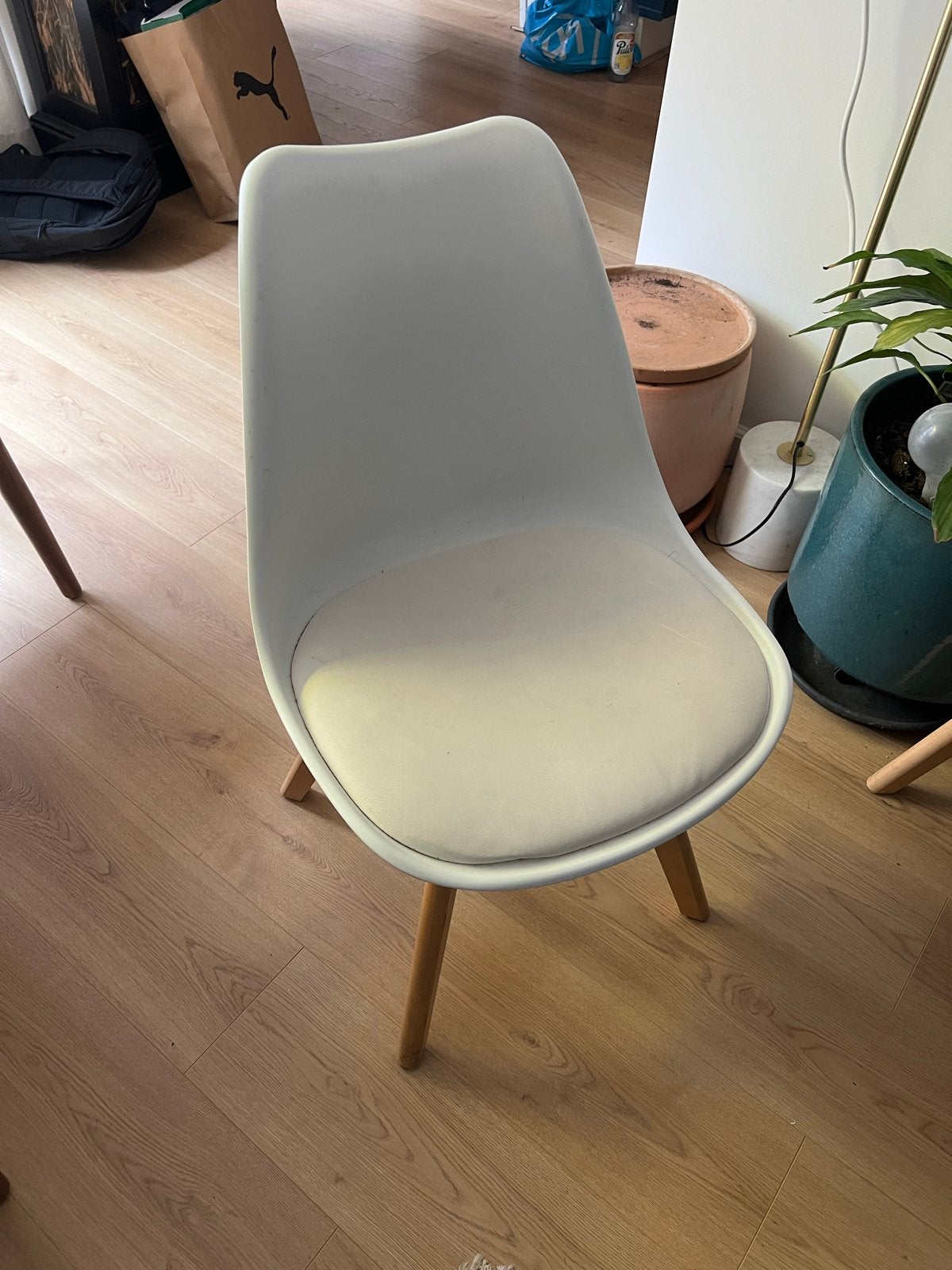 4 kunststof kuipstoelen met houten poten, Kunststof, Gebruikt, Wit, Ophalen of Verzenden
