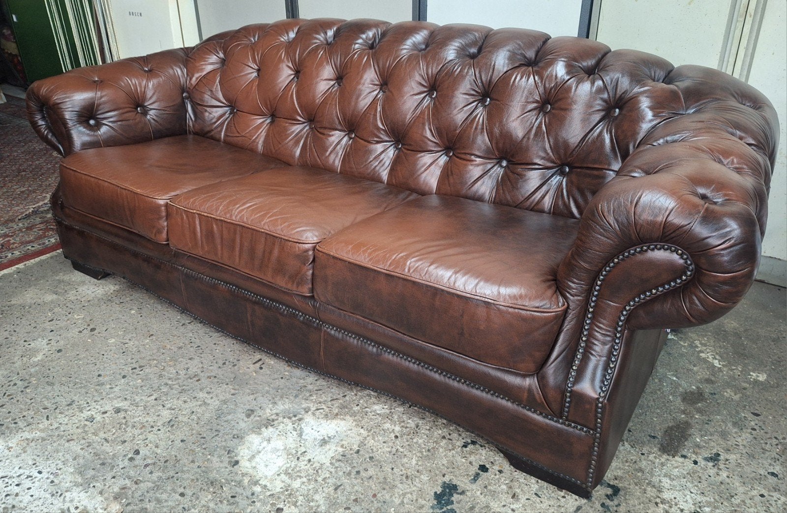 Luxe Chesterfield bank - Bruin leer, 3-zits, Huis en Inrichting, Banken | Bankstellen, Gebruikt, Driepersoons, Ophalen of Verzenden