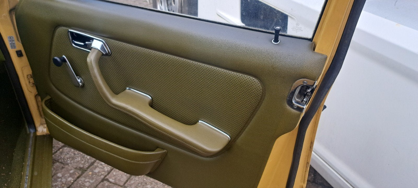 Mercedes-Benz 200-Serie 2.4 240 D AUT 1977 Geel, foto 8