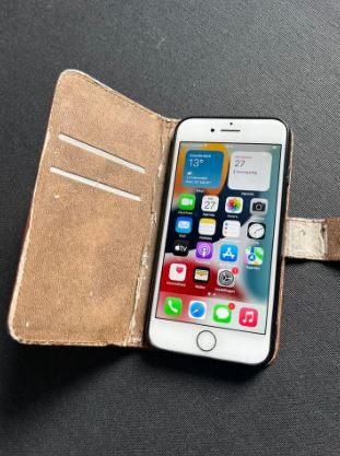iphone 7 met leren hoesje, Telecommunicatie, Mobiele telefoons | Apple iPhone, 80 %, Gebruikt, Zwart, Ophalen of Verzenden