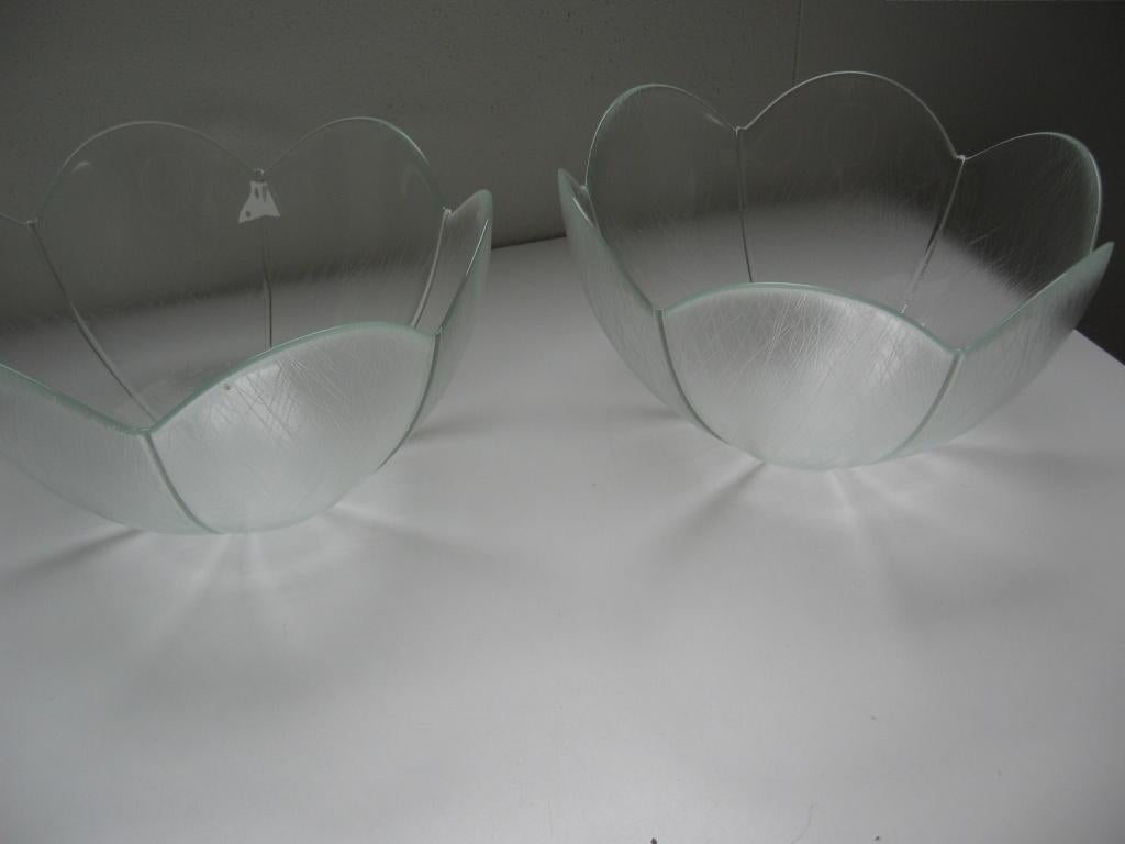 TULPENTIJD?? 2 Grote gegolfde glazen tulpen schalen €15.00, Huis en Inrichting, Schaal, Rond, Nieuw, Ophalen of Verzenden