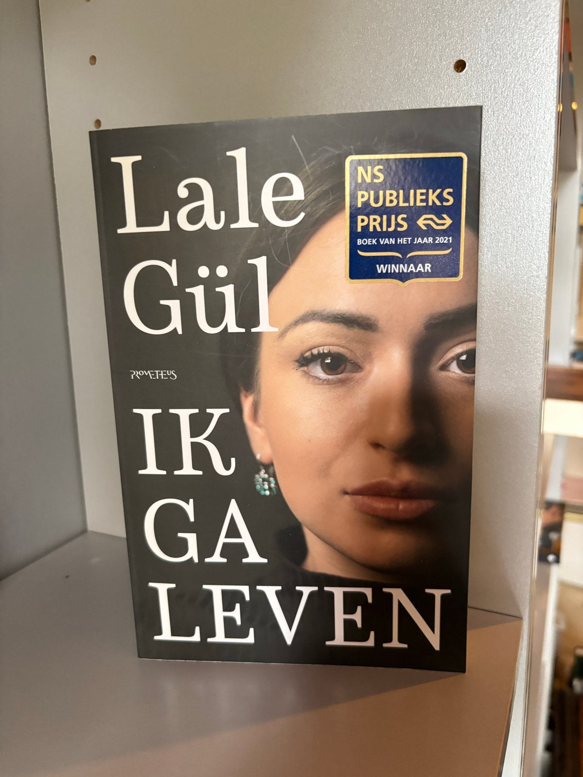 Lale Gül - Ik ga leven (NS Publieksprijs Winnaar), Boeken, Ophalen of Verzenden, Zo goed als nieuw, Nederland