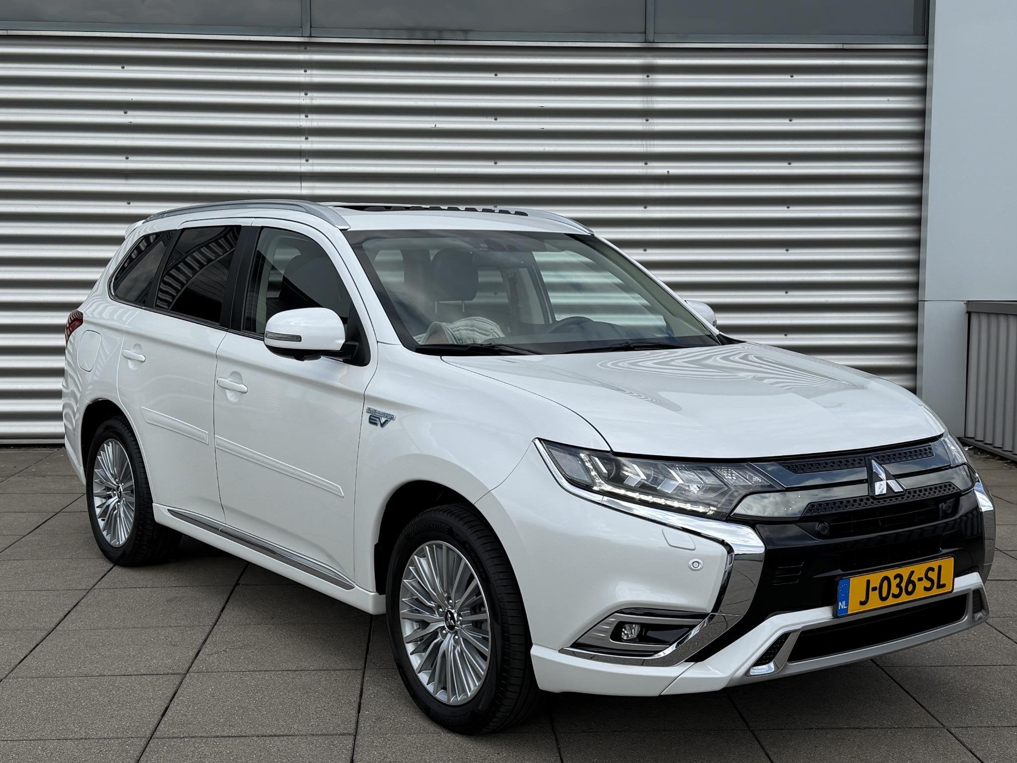 Mitsubishi Outlander 2.4 PHEV Intense+ | Schuif-/kanteldak |, Auto's, Automaat, Euro 6, 4 cilinders, 1865 kg