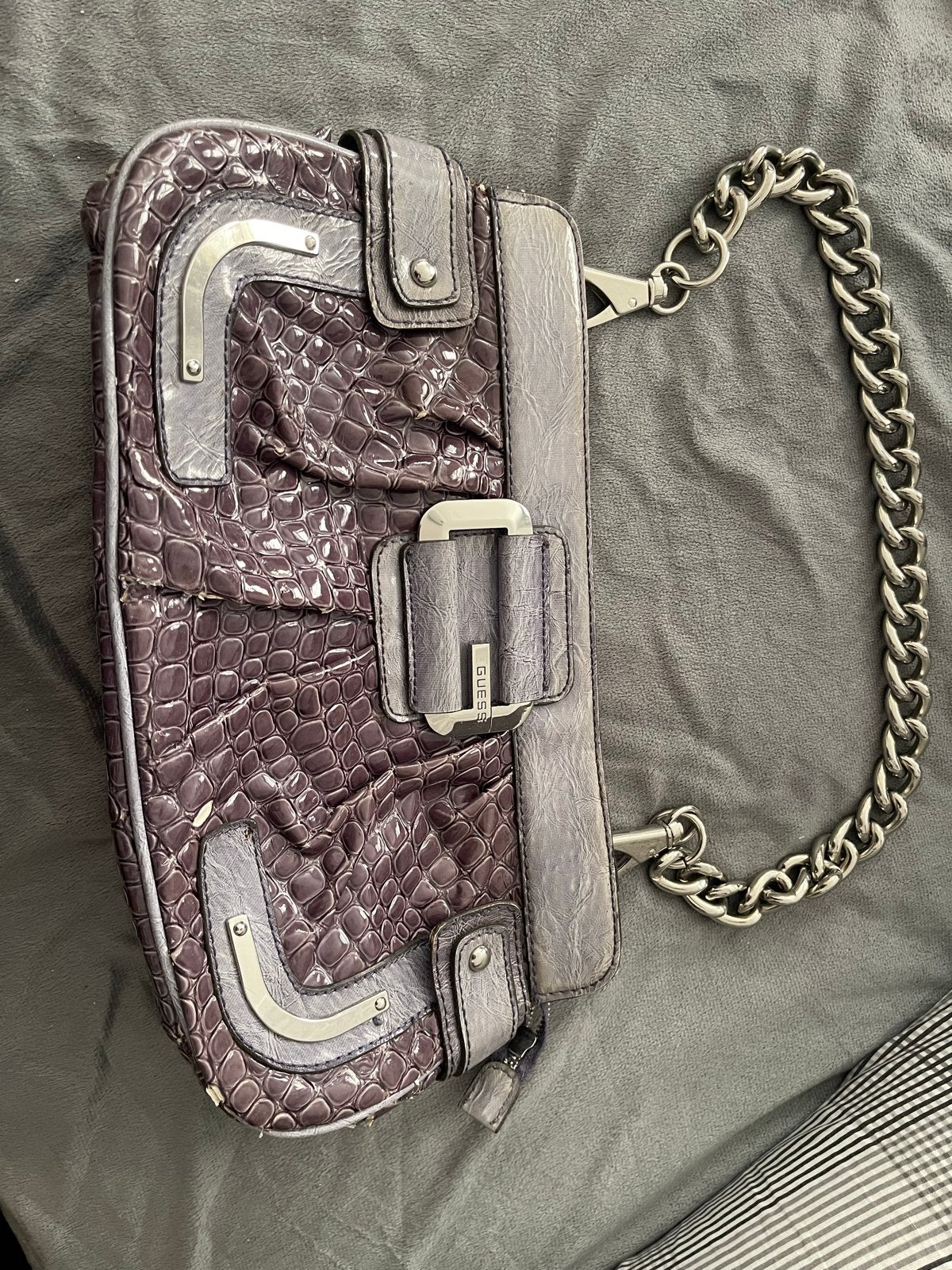 Vintage Guess handtas met kettinghengsels gebruikt, Ophalen of Verzenden, Gebruikt, Paars, Handtas