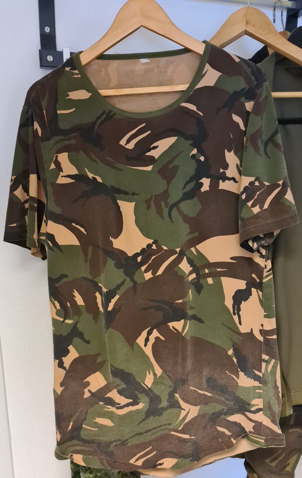 Origineel Woodland Camouflage T-shirt (M & L) - Nieuw, Ophalen of Verzenden, Nieuw, Ministerie van Defensie