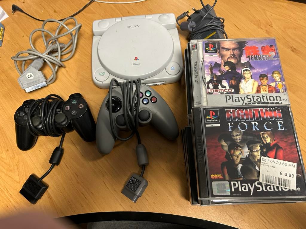 Sony PSone met LCD-scherm en 13 games Playstation 1, Spelcomputers en Games, Ophalen of Verzenden, Zo goed als nieuw, Met 2 controllers