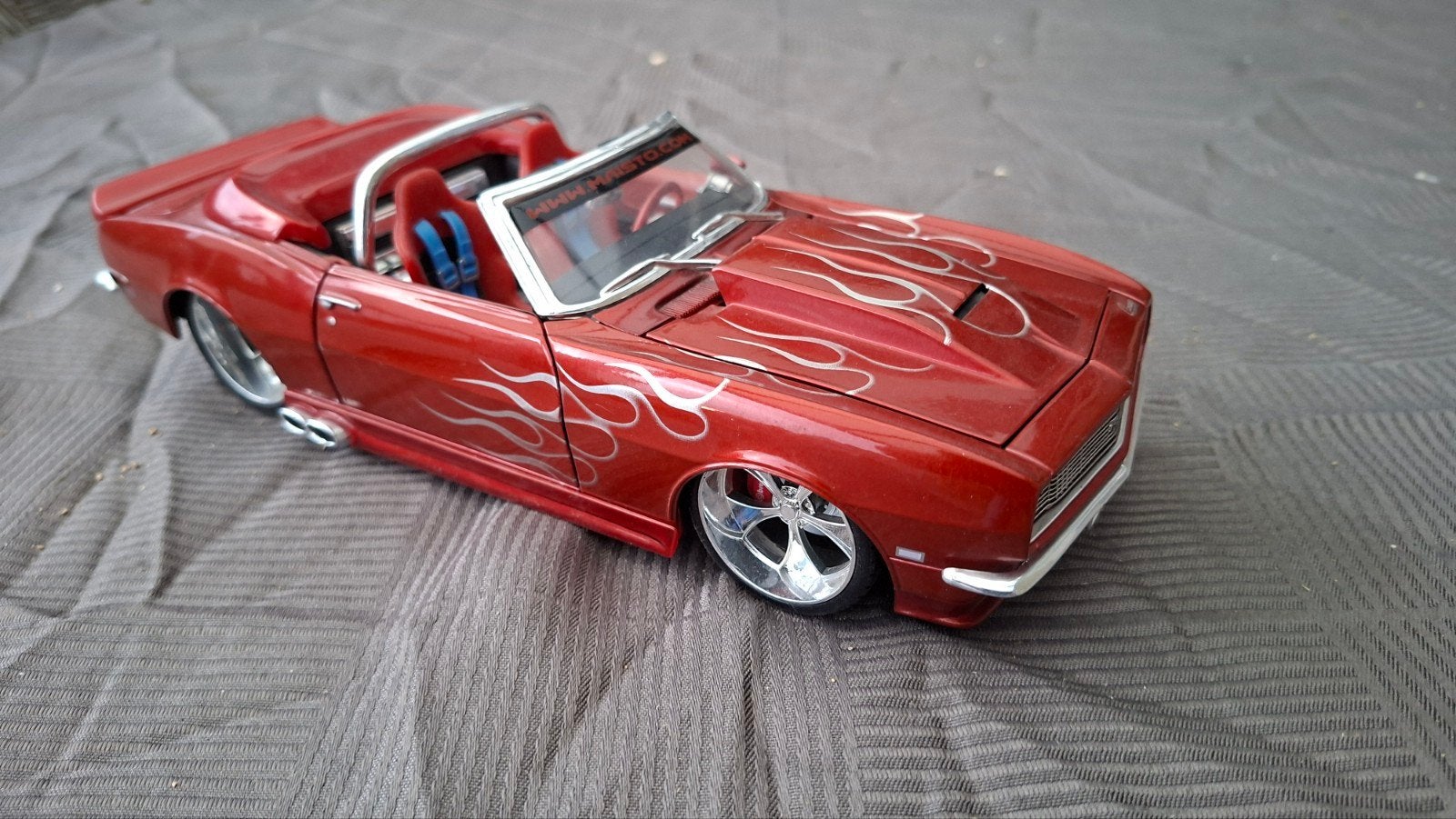 Gedetailleerd model van een rode klassieke sportwagen, Auto, Groter dan 1:32, Zo goed als nieuw, Ophalen