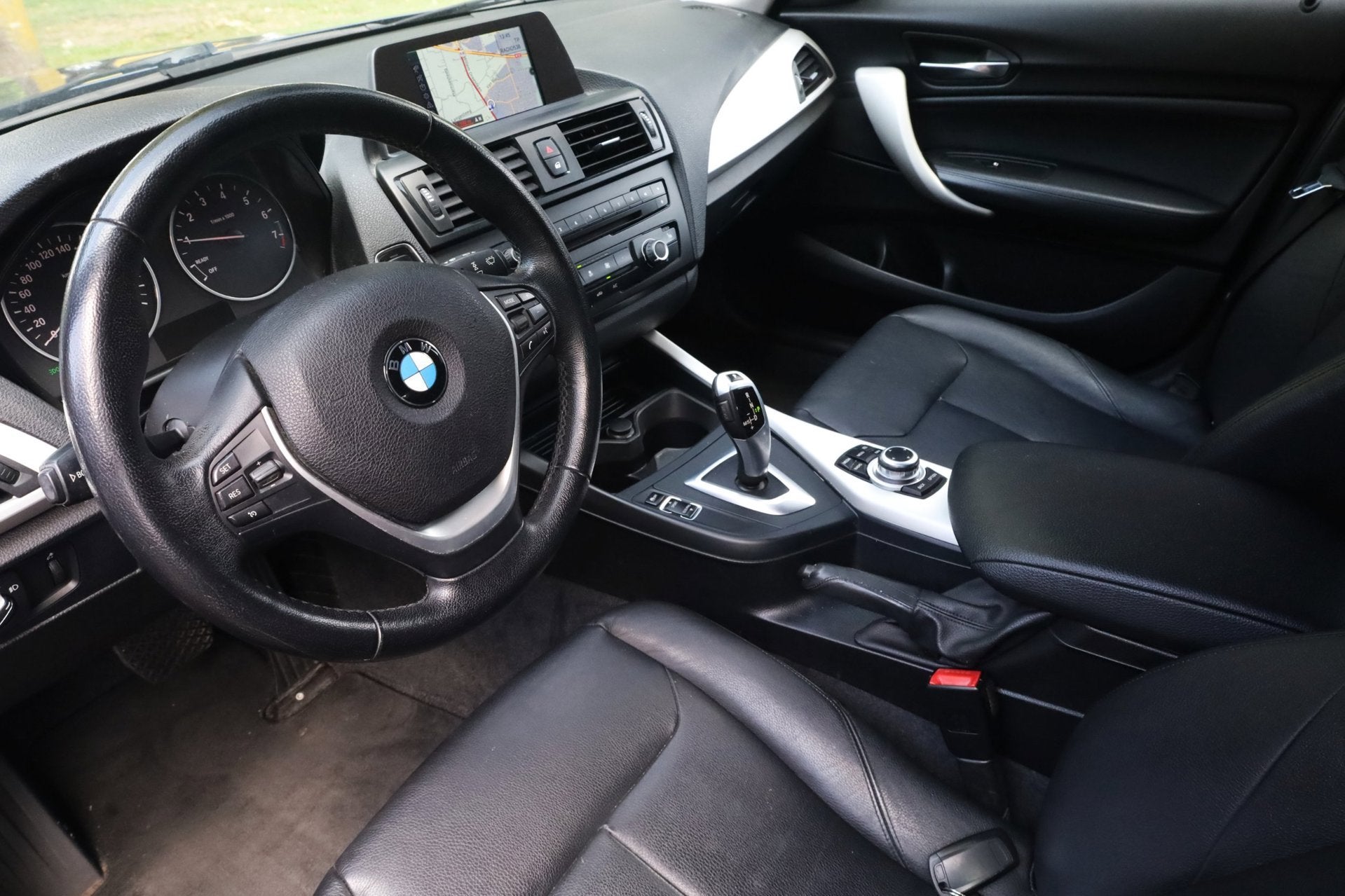 BMW 1-serie 118i Upgrade Edition Aut. | Xenon | Lederen Stoe, Auto's, BMW, Euro 5, Achterwielaandrijving, Gebruikt, Zwart