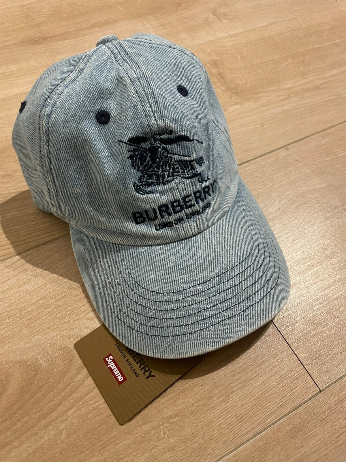 Burberry x Supreme pet, Kleding | Heren, Hoeden en Petten, Ophalen of Verzenden, Zo goed als nieuw