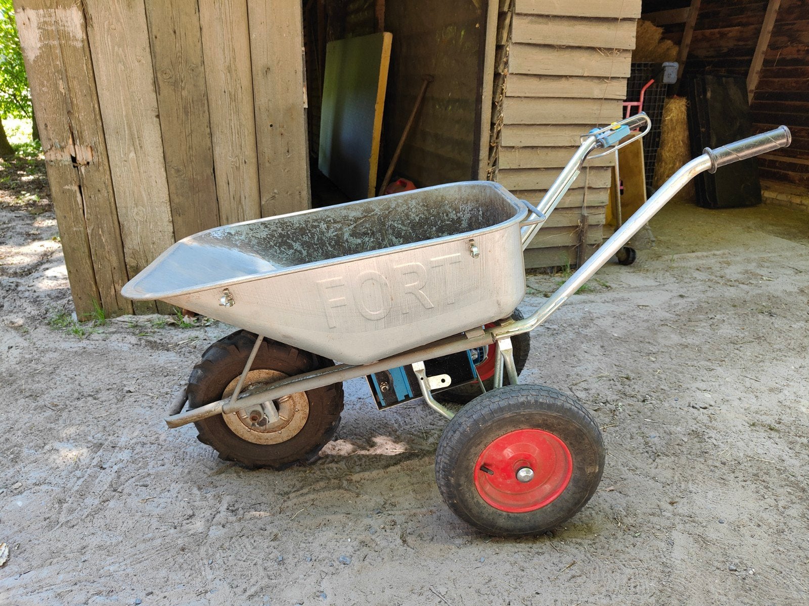 Fort electrische kruiwagen met kiepsysteem., Ophalen, Gebruikt, Elektrisch, Altrad Fort