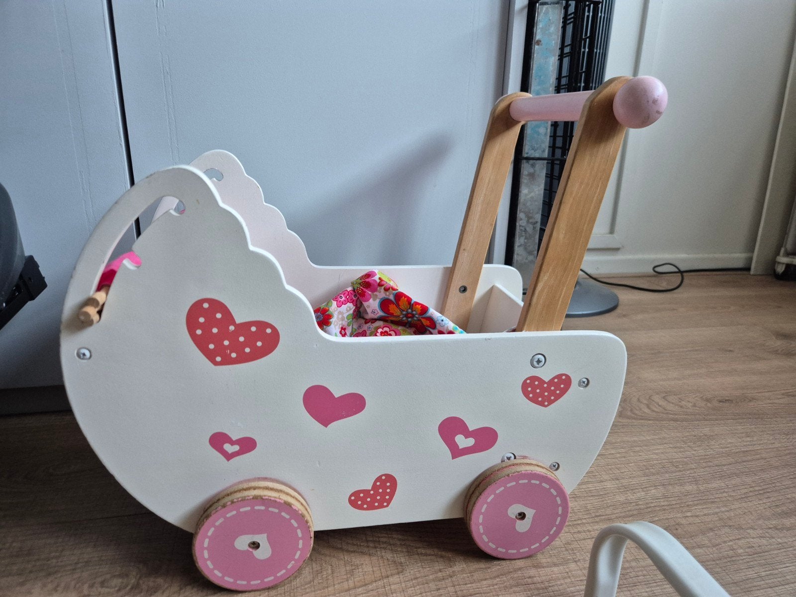 houten poppenwagen hartjes met dekentje en kussen, Ophalen, Gebruikt, Duw- of Trekspeelgoed