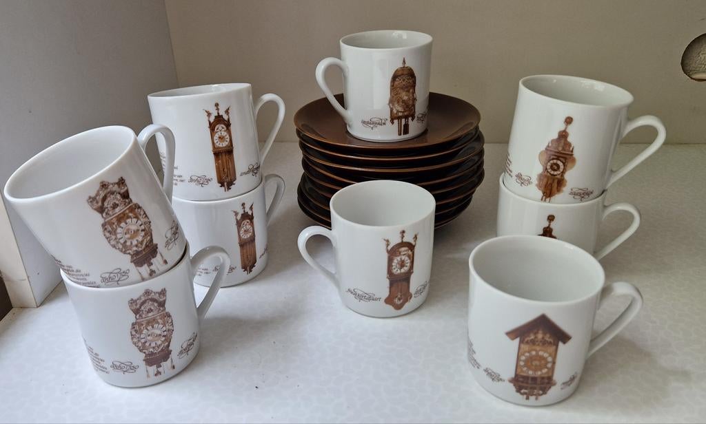 Koffiekopjes en schotels met klokken decor, Ophalen of Verzenden