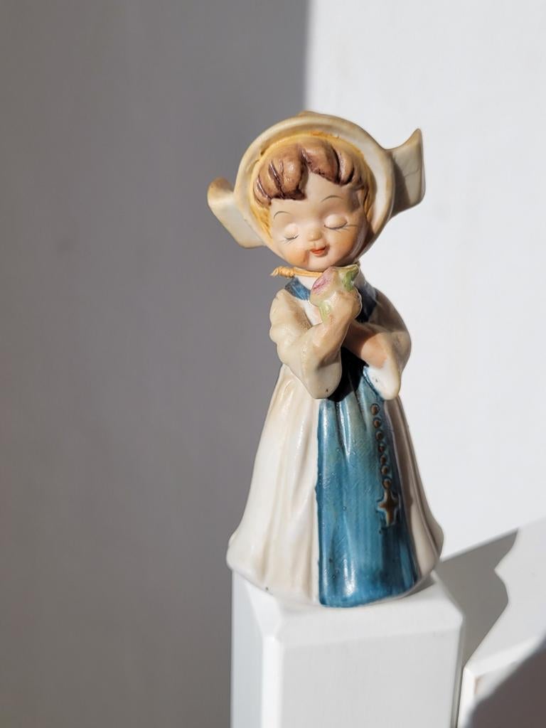 Lil Nuns beeldje non met bloem keramiek 10.5 cm hoog, Ophalen of Verzenden, Zo goed als nieuw, Beeld(je), Christendom | Katholiek