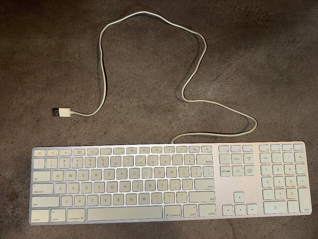 Apple toetsenbord bedraad met numlock, Computers en Software, Toetsenborden, Gebruikt, Ophalen of Verzenden, Qwerty, Apple
