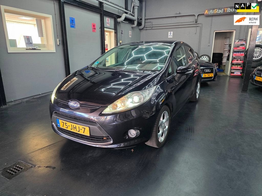 Ford Fiesta 1.4 Titanium Automaat! NAP! Lage km !, Zwart, 4 cilinders, Verwarmde buitenspiegels, Zwart