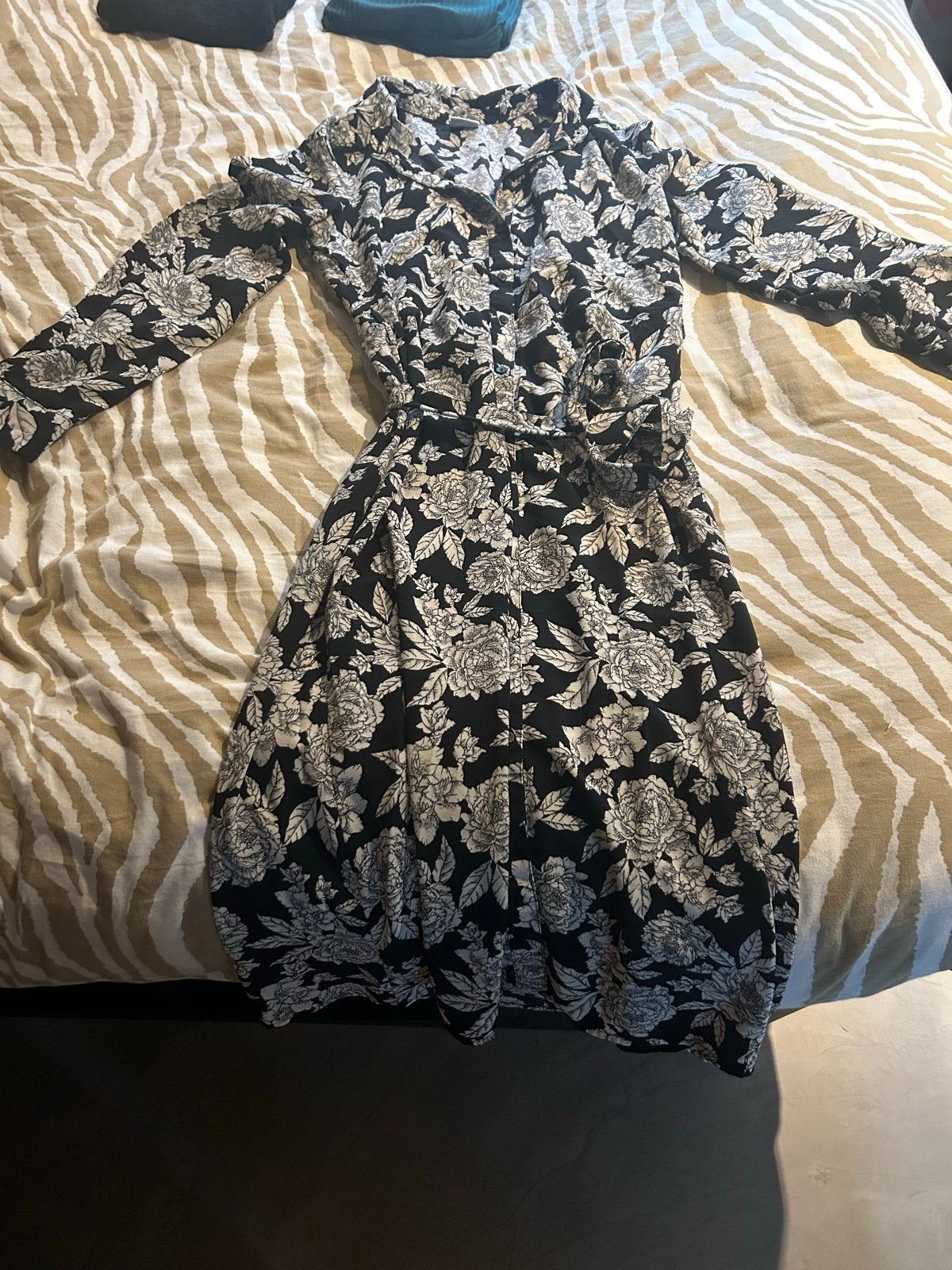 Jacqueline de Yong jurk zwart met bloemenprint maat 34, Zwart, Ophalen of Verzenden, Zo goed als nieuw, Knielengte