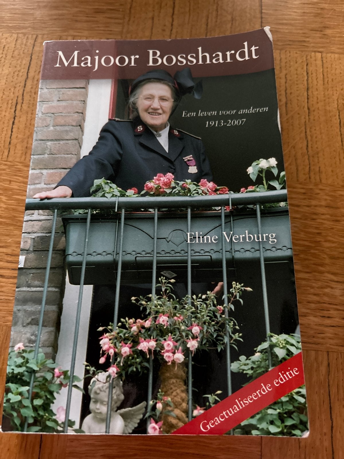 Majoor Bosshardt: Een leven voor anderen - Eline Verburg, Boeken, Biografieën, Ophalen of Verzenden, Gelezen, Overige