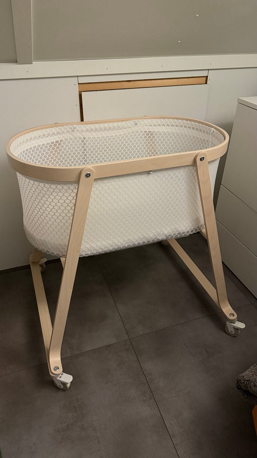 Stijlvol Co-Sleeper/Wiegje met Wieltjes - Zo goed als nieuw, Kinderen en Baby's, Ophalen of Verzenden, Zo goed als nieuw, Wieg