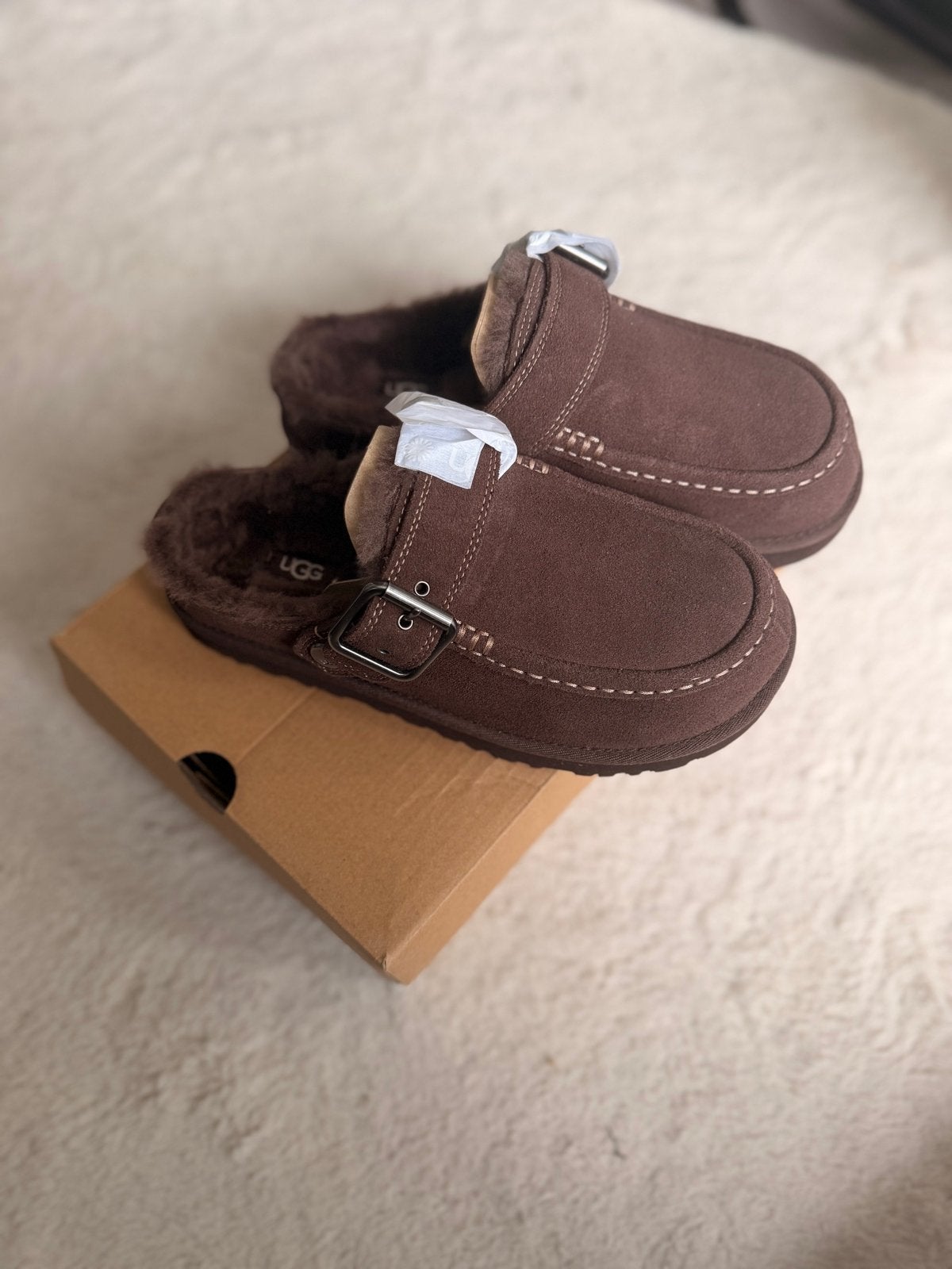 Ugg Evelina Clogs - Maat 38 - Burnt Cedar, Ophalen of Verzenden, Nieuw, Bruin, Instappers