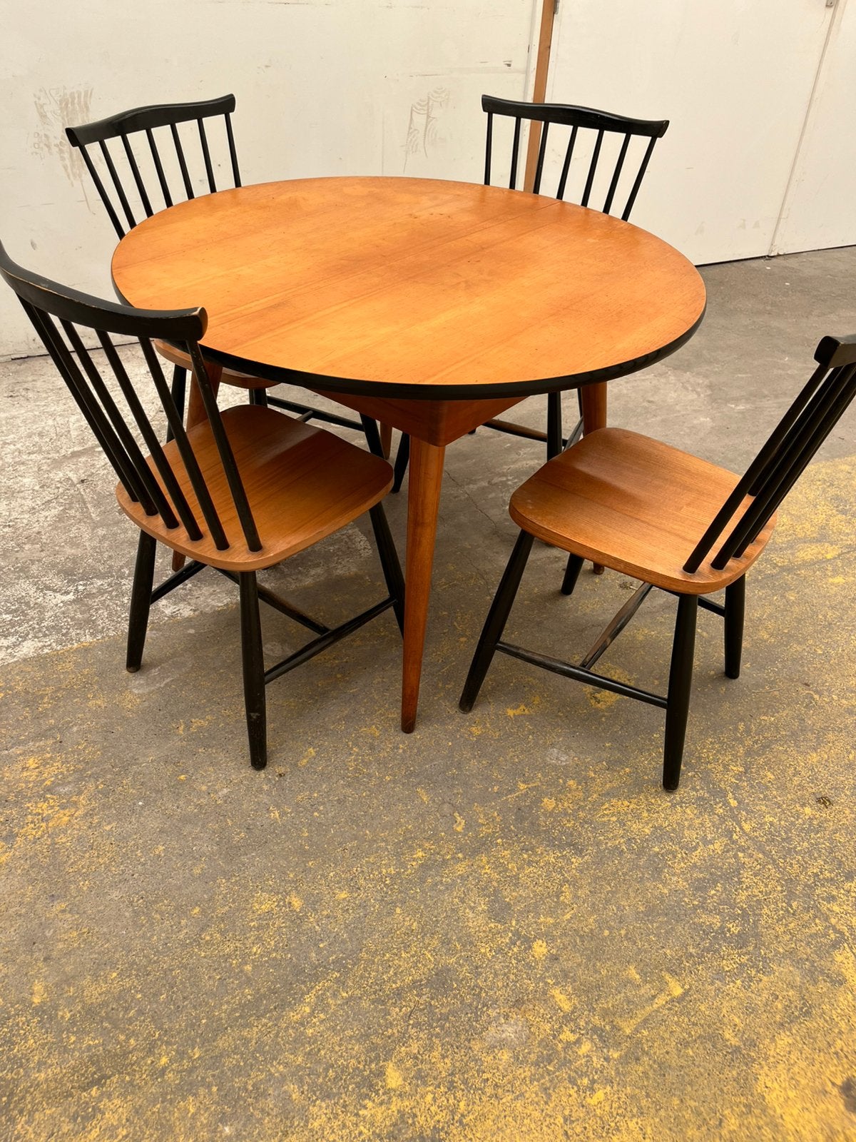 Eettafel 4 stoelen Fryklund/Tapiovaara? Scandinavisch €495, Ophalen of Verzenden, Gebruikt, Scandinavisch design finland denemarken jaren 60 vintge retro