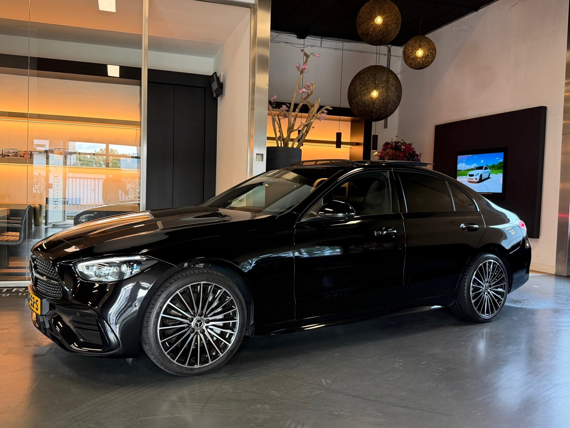 Mercedes-Benz C-klasse 180 AMG Night Pano Memory 360Cam. Dis, Dealer onderhouden, 4 cilinders, Zwart, Leder