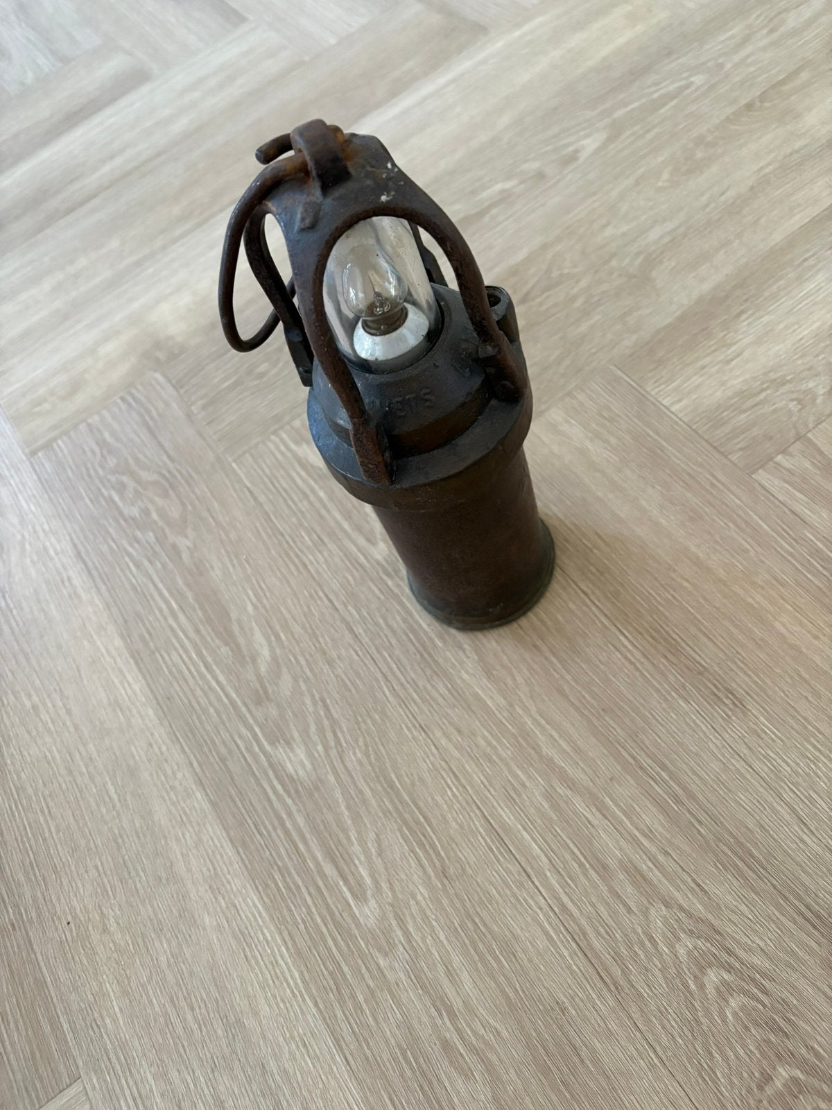 Orginele antieke mijnlamp, Ophalen